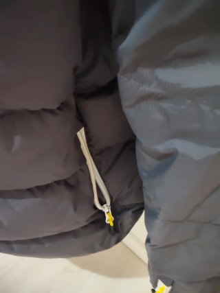 Cazadora Quechua capucha gris y amarilla.Sin uso.