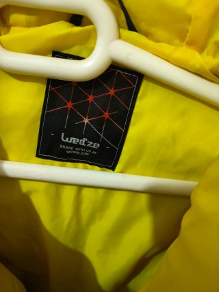 Cazadora Quechua capucha gris y amarilla.Sin uso.