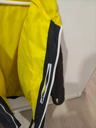 Cazadora Quechua capucha gris y amarilla.Sin uso.