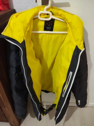 Cazadora Quechua capucha gris y amarilla.Sin uso.