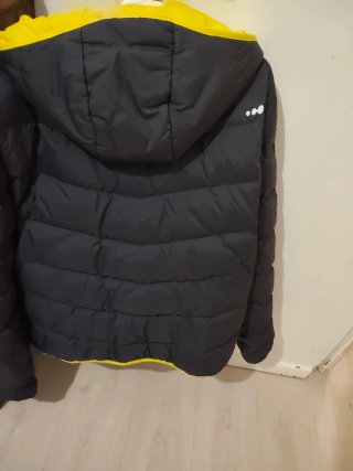 Cazadora Quechua capucha gris y amarilla.Sin uso.