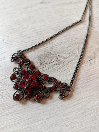 Collar con brillos rojos y detalles negros