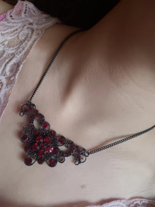 Collar con brillos rojos y detalles negros