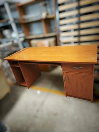 Escritorio de madera marrón