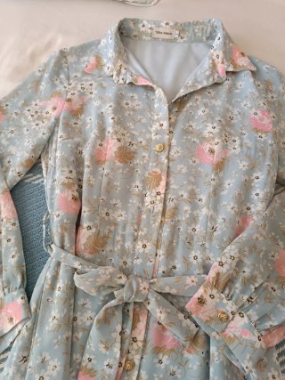 Vestido Teria Yabar floral azul y rosa