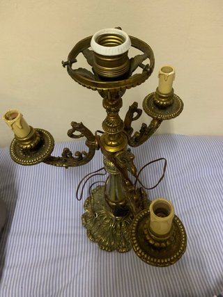 Lámpara de mesa antigua dorada