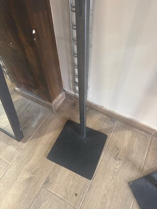 Colgador de metal negro