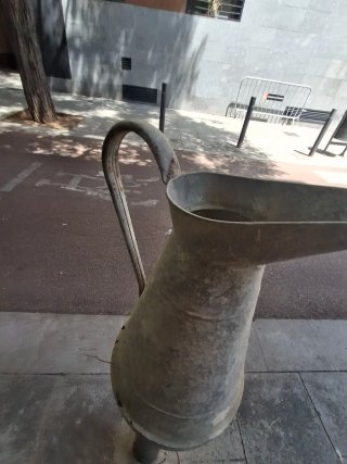 Jarra metal antigua decorativa ESCUCHO OFERTAS
