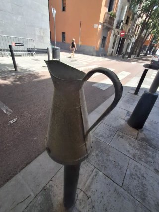 Jarra metal antigua decorativa ESCUCHO OFERTAS