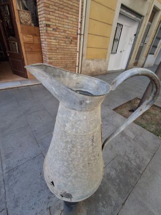 Jarra metal antigua decorativa ESCUCHO OFERTAS