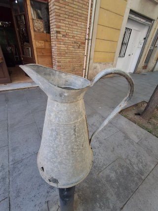 Jarra metal antigua decorativa ESCUCHO OFERTAS