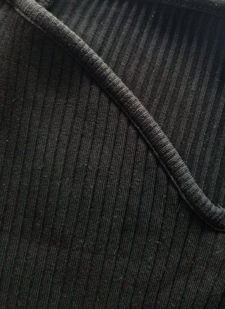 Top negro acanalado hombros descubiertos-Zara