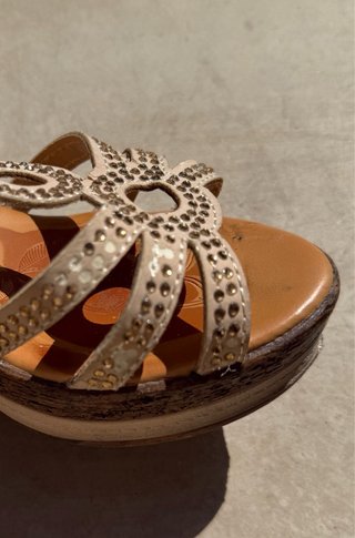 Sandalias de cuña beige y doradas Num 36