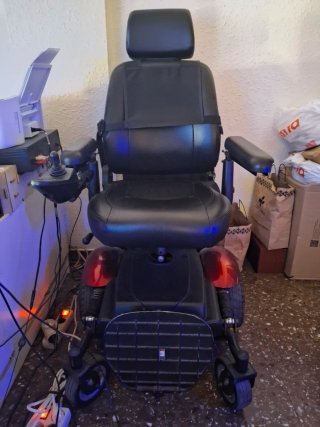 Silla de ruedas eléctrica negra