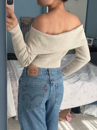 Jersey crop top off-shoulder manga larga
