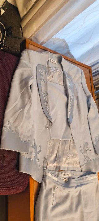 Traje falda y chaqueta gris mujer