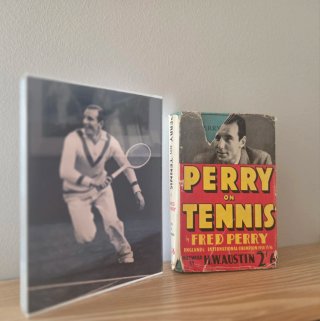 Foto Fred Perry metacrilato+ libro Perry on tennis