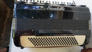Acordeón Scandalli con correas originales