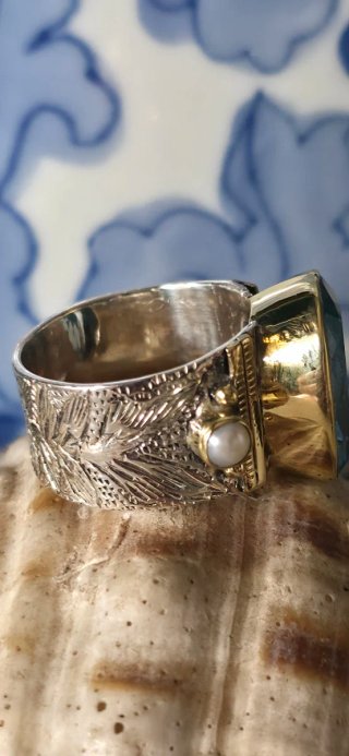 Maravillosa anillo burilado a mano