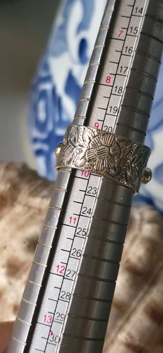 Maravillosa anillo burilado a mano