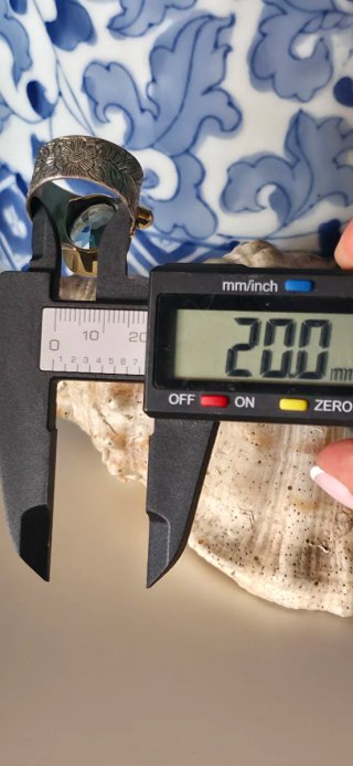 Maravillosa anillo burilado a mano
