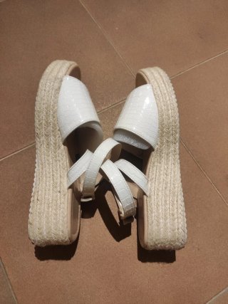 Sandalias con cuña de esparto, marca Shein T37