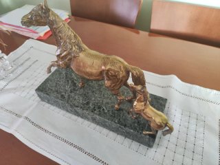 Scultura in bronzo di due cavalli