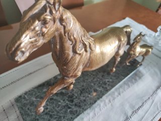 Scultura in bronzo di due cavalli