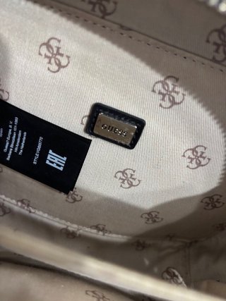 Borsetta Guess nera con ciondolo