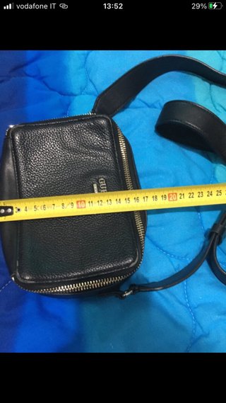 Borsetta Guess nera con ciondolo