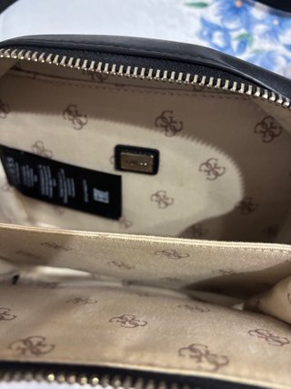 Borsetta Guess nera con ciondolo