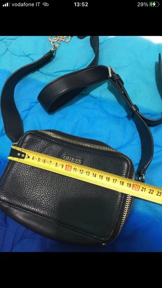 Borsetta Guess nera con ciondolo