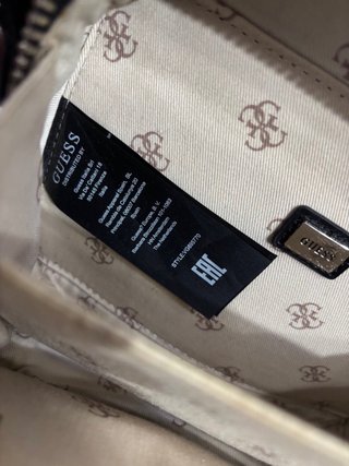 Borsetta Guess nera con ciondolo