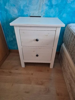 Mesita de noche blanca de madera
