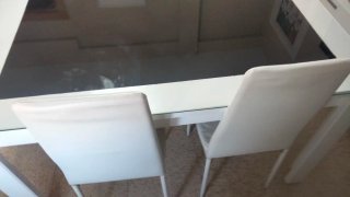 Mesa Comedor Cristal y Sillas Blancas