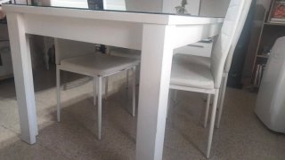 Mesa Comedor Cristal y Sillas Blancas