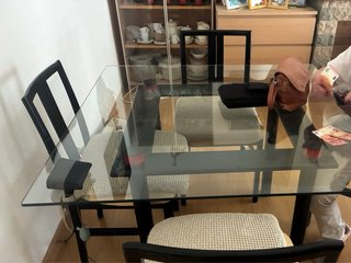 Mesa de cristal con 4 sillas