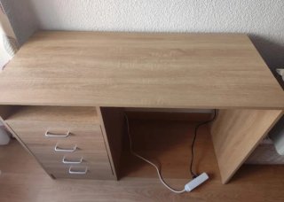 Escritorio de madera con cajones