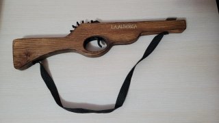Pistolas de juguete de madera artesanales