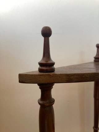 Estantería de esquina de madera