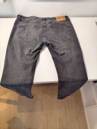 Pantalón vaquero hombre gris