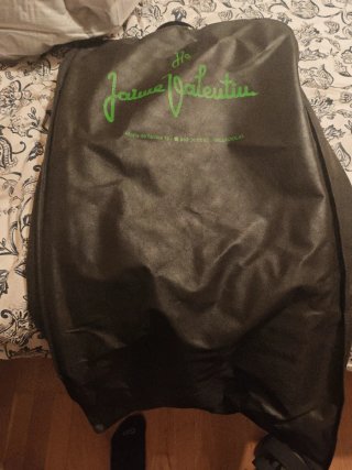 Traje de novio negro y rosa