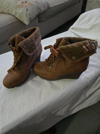 Botines Marrones con Cordones y Cuña