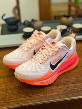 Nike Vomero 18 Talla 38.5 Naranja Salmón