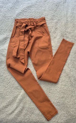 Lote de pantalones grises y naranjas