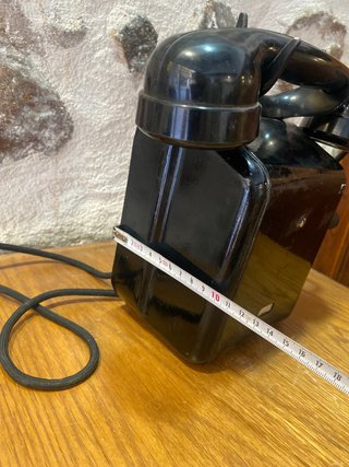Teléfono antiguo de colgar negro