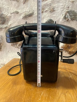 Teléfono antiguo de colgar negro