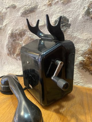 Teléfono antiguo de colgar negro