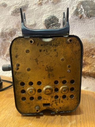 Teléfono antiguo de colgar negro