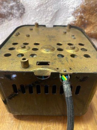 Teléfono antiguo de colgar negro